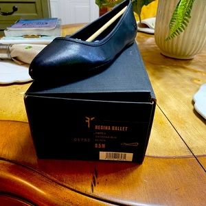 Brand new Leather Frye flats I have a size 8.5 and 9 women. Wrong size for me